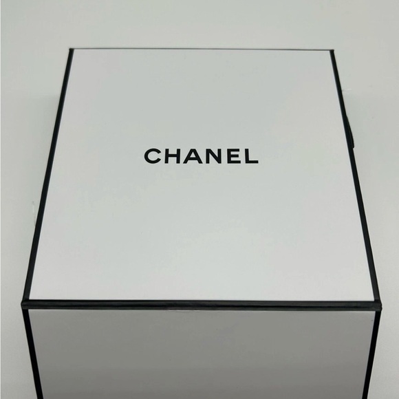 Chanel Holiday Charm 2023 with limited edition novelty box - Picture 4 of 4